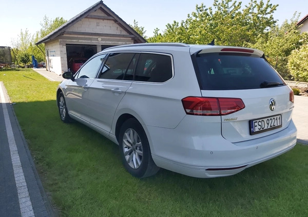 Volkswagen Passat cena 60900 przebieg: 172000, rok produkcji 2015 z Drezdenko małe 154